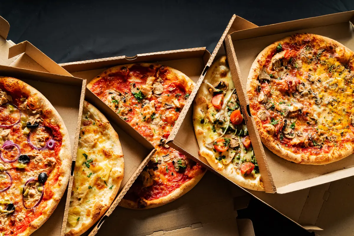 Pizzas variées livrées dans leurs boîtes à pizza en carton